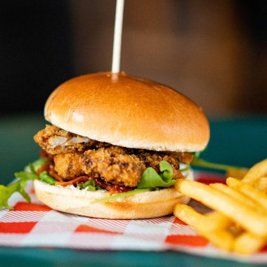 İştah açıcı bir vejetaryen hamburgerin yakın plan çekimi.