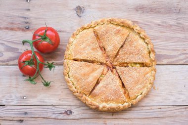 Geleneksel turta, ahşapla kaplanmış pizza.