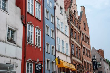 Polonya 'nın eski Gdasnk kasabasında arka arkaya çok renkli evlerin cepheleri