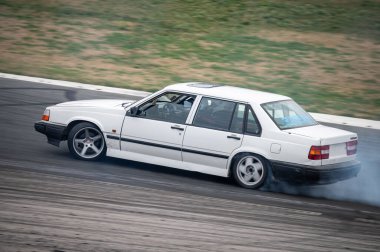 Volvo 940 yarış pistinde sürükleniyor.