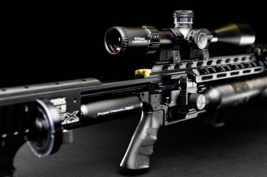 Siyah bir arkaplanda izole edilmiş FX çarpışmalı M3 hava tabancası.