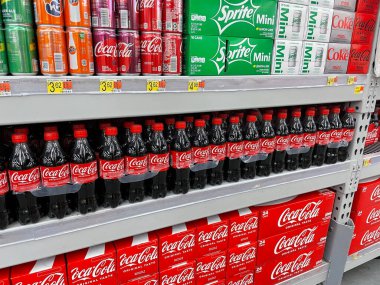 Augusta, Ga USA - 04-21-22: Walmart Perakende mağazası Coca Cola 'yı sek ve sek içiyor