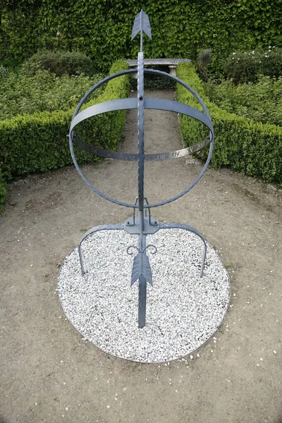 2022年5月7日 德国下萨克森希尔德斯海姆 一个花园的赤道几内亚太阳时钟 — 图库照片