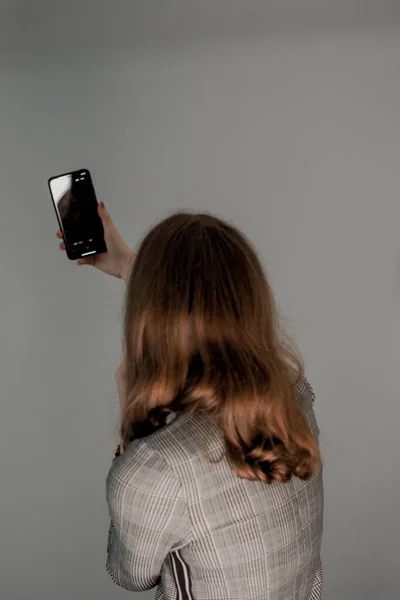 Una Hermosa Joven Con Una Chaqueta Clásica Gris Tomando Una — Foto de Stock