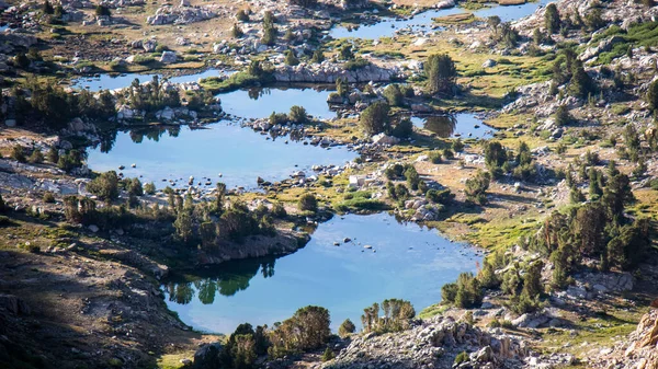 Små Sjöarna Omgivna Klippor Och Träd John Muir Trail Kalifornien — Stockfoto
