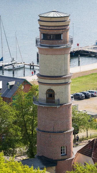 Almanya, Travemuende 'deki iskeledeki tarihi bir taş kulenin dikey çekimi.