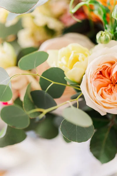 香り高い桃と黄色のバラの美しい花束の垂直ショット — ストック写真