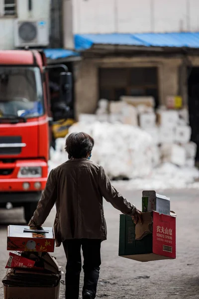 Tiro Nas Costas Uma Mulher Velha Segurando Lixo Para Grande — Fotografia de Stock