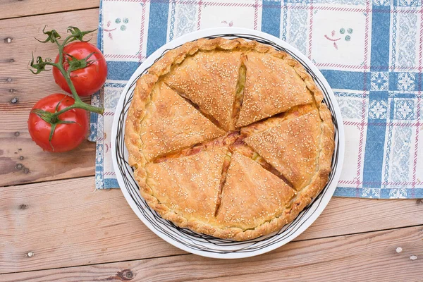 Kaplanmış pizza, aromatik tereyağı ve ince unla kaplanmış, bu puf böreği pizzanın tüm lezzetini ve tadını içeriyor.