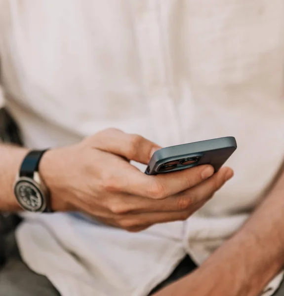 Closeup Man Holding Smartphone — Stock fotografie