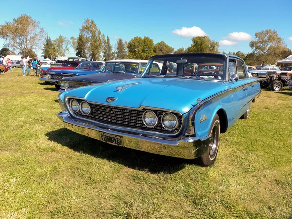 Старый Синий Ford Galaxie Starliner Четырехдверный Седан 1970 Года Сельской — стоковое фото