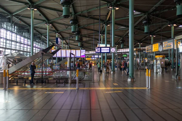 Amsterdam Schiphol Havaalanı 'nın varış salonunun içi.