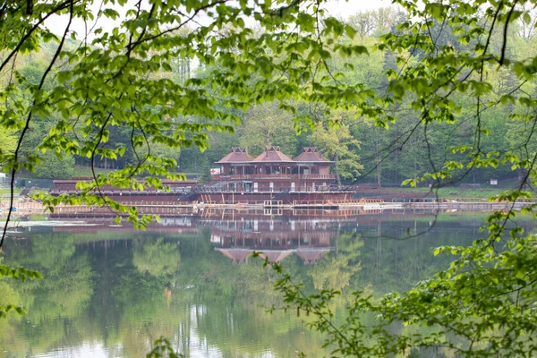 Romanya, bahar ve Ayı Gölü 'ndeki Ursu Gölü manzarası