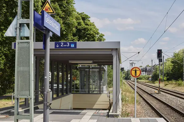 Ein Blick Der Bahn Über Die Gleise Bahnsteig — Stockfoto