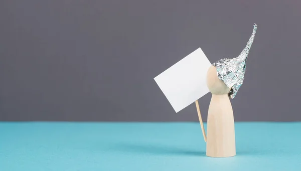 Alu Hat Protester Talking Conspiracy Theories Tin Foil Head Holding — Foto de Stock