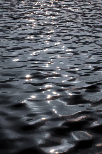 Dalgalı bir denizin dikey görüntüsü