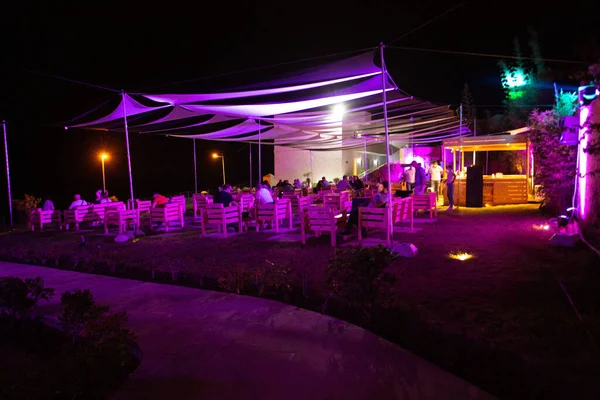 Terrazza Ristorante Con Luci Viola Neon — Foto Stock