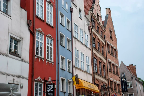 Polonya 'nın eski Gdasnk kasabasında arka arkaya çok renkli evlerin cepheleri