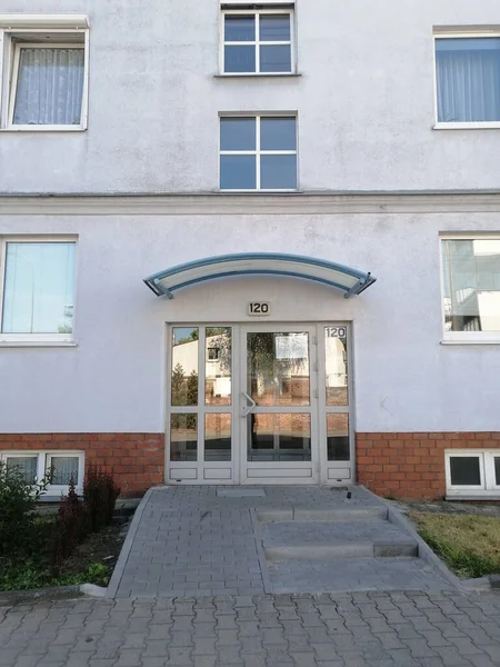 Poznan, Polonya 'daki Stare Zegrze bölgesinde bir apartmanın ön girişinin dikey görüntüsü.