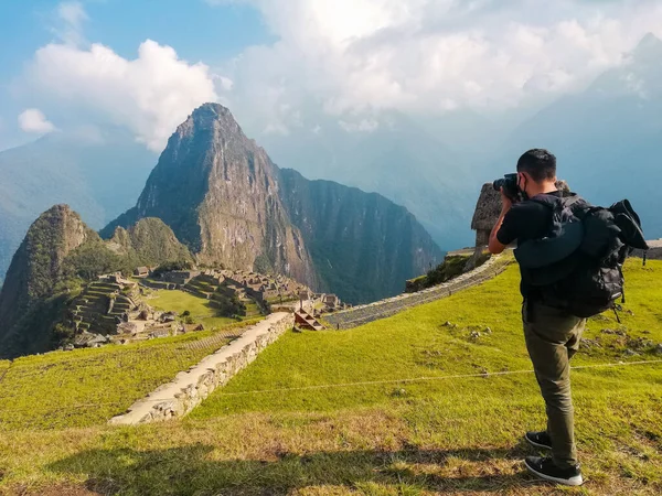 Крупный План Перуанца Фотографирующего Красивые Горы — стоковое фото