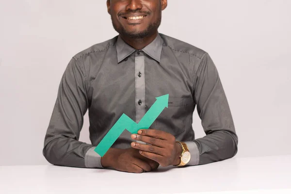 Afrikkalainen Liikemies Jolla Vihreä Kuvaaja Osoittaa Ylös Hymyilee Eristetyllä Taustalla — kuvapankkivalokuva