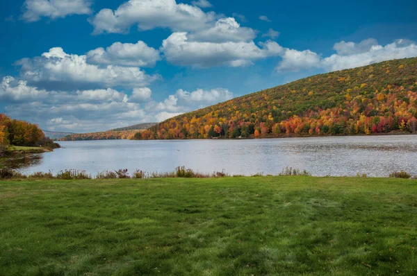 Beautiful Lake Green Beach Big Mountain Cliff Covered Autumn Colors — Stockfoto