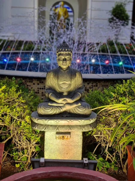 Buddha Staty Framför Fontäner — Stockfoto