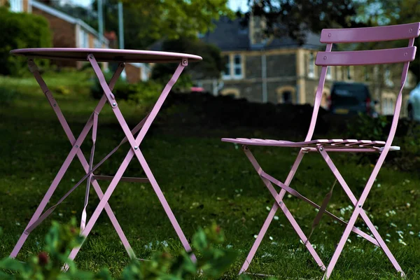 Uitzicht Roze Klaptafel Stoel Park — Stockfoto