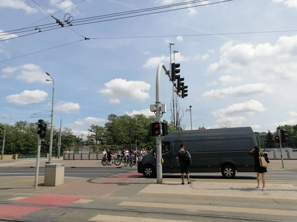 Poznan, Polonya 'da güneşli bir günde Roosevelt caddesinden geçen zebra insanlar.