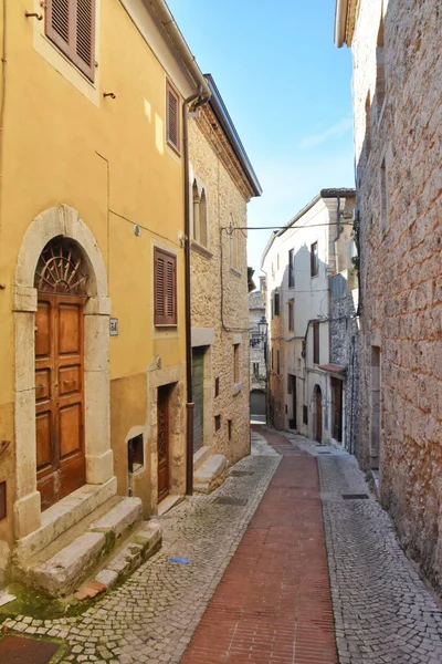 Veroli, Lazio, İtalya 'da dar bir sokaktaki modern binaların dikey görüntüsü