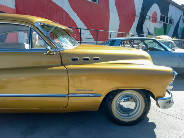 Авельянеда Аргентина Мая 2022 Старый Золотой Buick Super Sedanette 1950 — стоковое фото