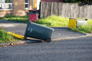 Yere serilmiş güçlü rüzgarla devrilmiş çöp kutuları manzarası