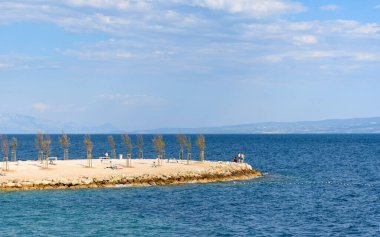 Hırvatistan 'ın Split kentindeki Marjan tepesinin eteğindeki Jezinac plajının güzel bir manzarası
