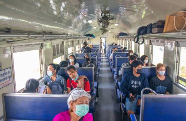 İnsanlar ve bir kondüktör Thailan 'da bir tren vagonunda