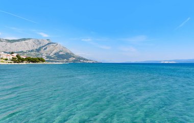 Hırvatistan 'ın Omis kenti yakınlarında Adriyatik Denizi kıyısında güneşli bir plaj