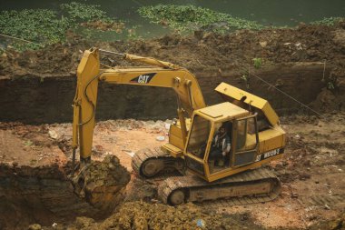 09-Aralık-2020, Bangladeş, Dhaka. Kazı çalışmalarına devam ediliyor..