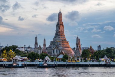 Wat Arun Bangkok Tayland ve Güneydoğu Asya akşam ve alacakaranlıkta
