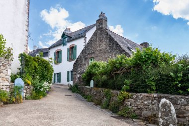 Brittany, Ile aux Moines adası Morbihan körfezinde, köydeki tipik evler