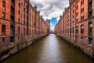 Vintage binalar arasındaki küçük kanalın güzel bir manzarası.