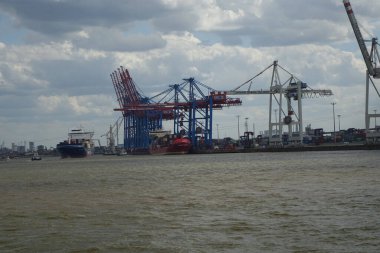Steinwerder, Hamburg Mitte, Hamburg, Almanya, 1 Temmuz 2019, Hamburg liman konteynır terminali Tollerort Elbe Nehri 'nden görüldü (yatay görüntü)