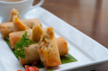 Biber soslu Çin usulü Çin böreğinin yakın çekimi.