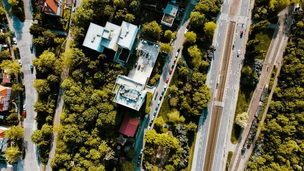 Aerial Cityscape View Busy Streets High Buildings Surrounded Dense Trees — Stockfoto