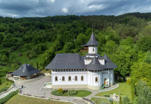 Krajobraz Klasztorem Pangarati Rumunia Lato Kościół — Zdjęcie stockowe