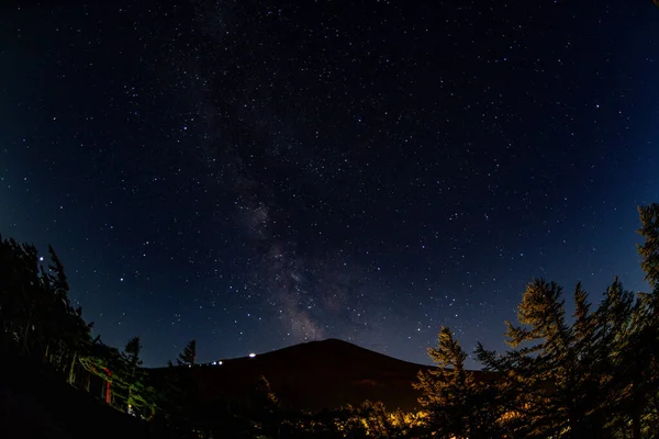 Una Hermosa Vista Cielo Nocturno Estrellado Sobre Una Montaña Japón —  Fotos de Stock