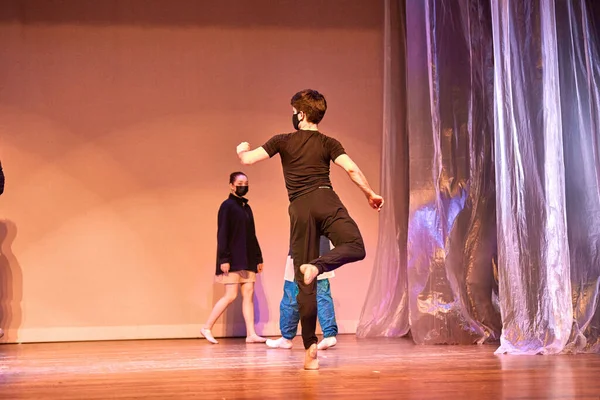 Widok Młodych Tancerzy Baletowych Kobiet Mężczyzn Ćwiczących Scenie — Zdjęcie stockowe