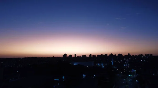 Sebuah Pemandangan Mata Burung Malam Dari Gedung Gedung Tinggi Menerangi — Stok Foto