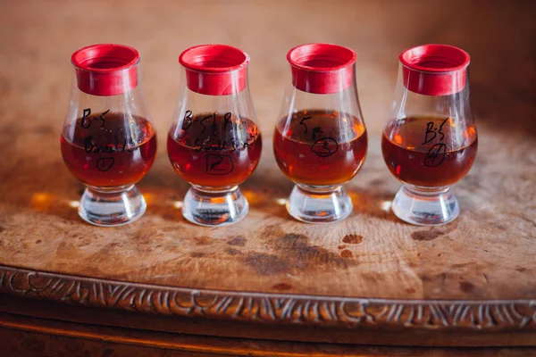 Four Glencairn Glasses Bourbon Whiskey Lined Red Covers Barrel Tasting — Stockfoto