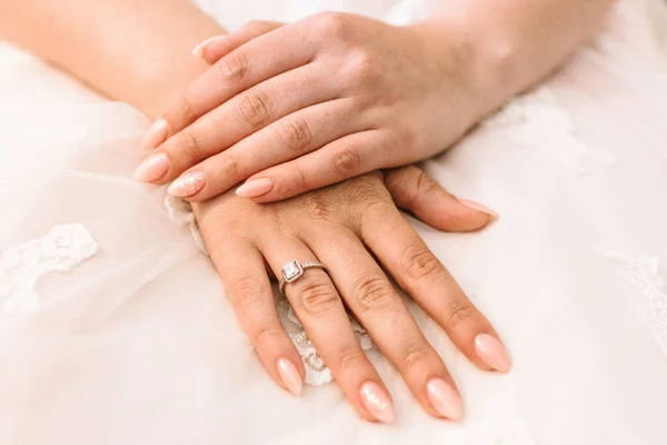 Close Mãos Noiva Elegantes Com Anel Noivado — Fotografia de Stock
