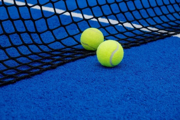 Blå Paddel Tennisbana Två Bollar Nära Nätet — Stockfoto