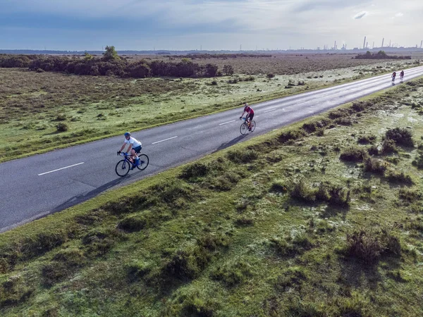 Cyklister Rider Längs Och Öppen Landsväg — Stockfoto